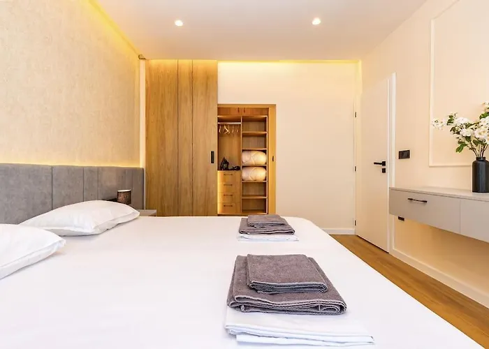 Sunset 2br Street Parking Included Apartment *