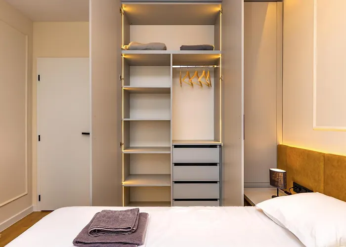 Sunset 2br Street Parking Included Apartment