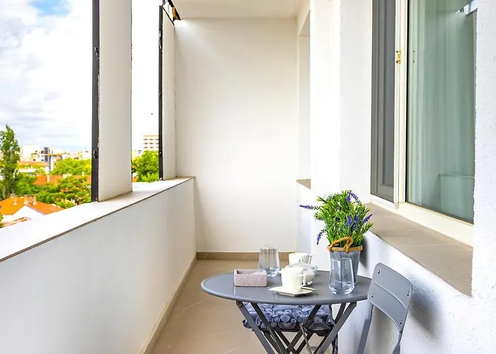 Sunset 2br Street Parking Included *