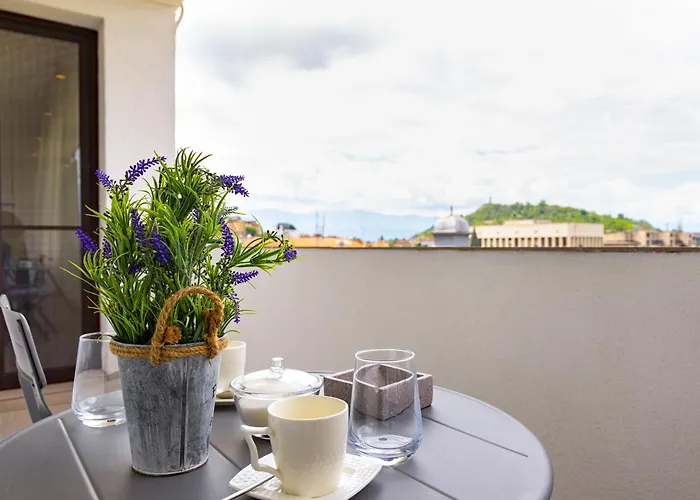 Sunset 2br Street Parking Included Apartamento