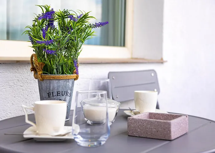 Sunset 2br Street Parking Included Apartment *